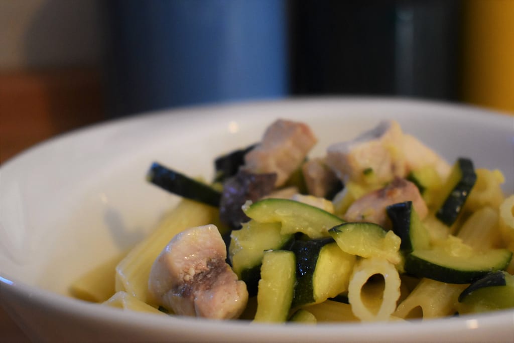 Pasta con zucchine e pesce spada