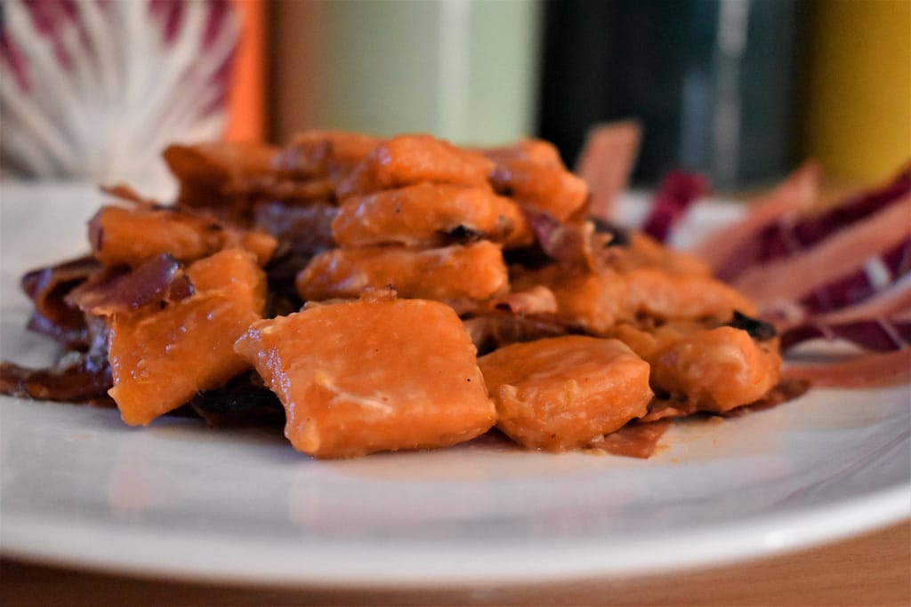 gnocchi di patate dolci, speck e radicchio