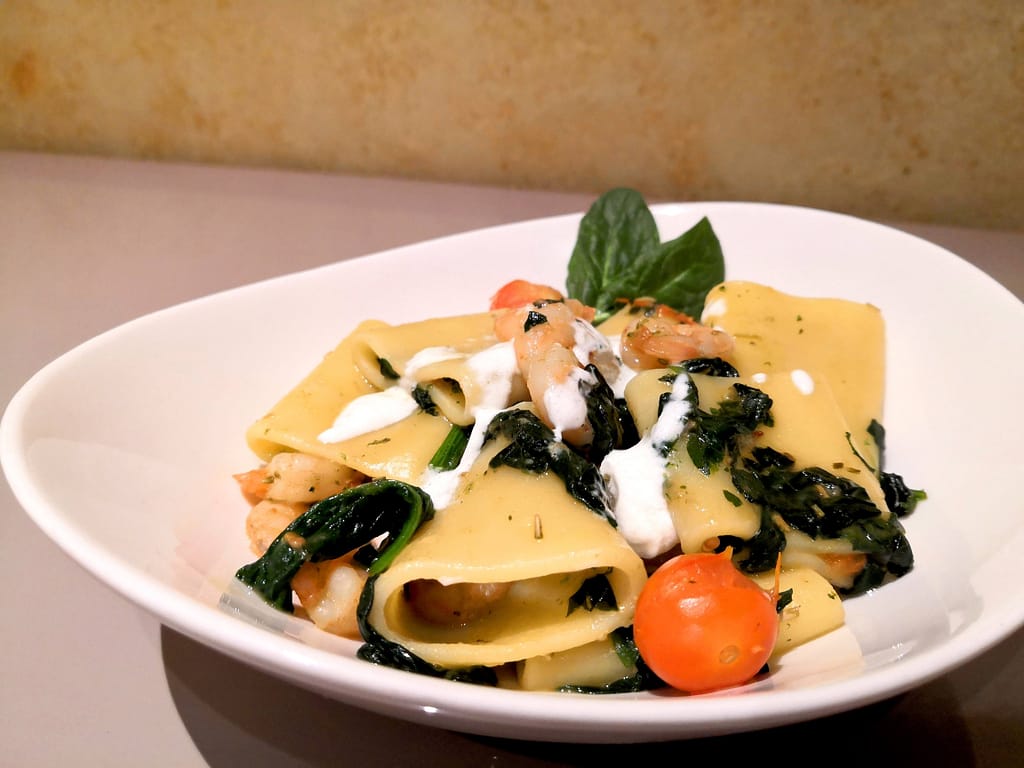 paccheri con spinaci, gamberi e fiocchi di burrata