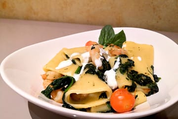 paccheri con spinaci, gamberi e fiocchi di burrata