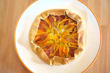 torta salata fiori zucca e speck