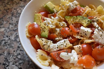 pasta con avocado feta e pomodorini
