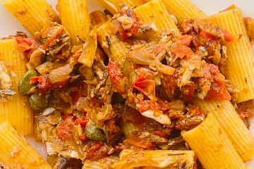 Pasta con sardine, pomodorini e capperi