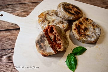 focaccia ripiena di pomodoro e mozzarella