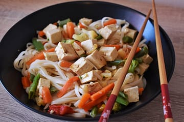 spaghetti di riso con tofu e verdure