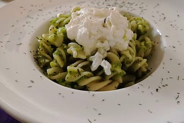 pasta pesto zucchine e burrata