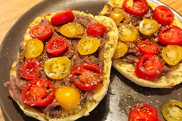pane cunzato acciughe e pomodorini